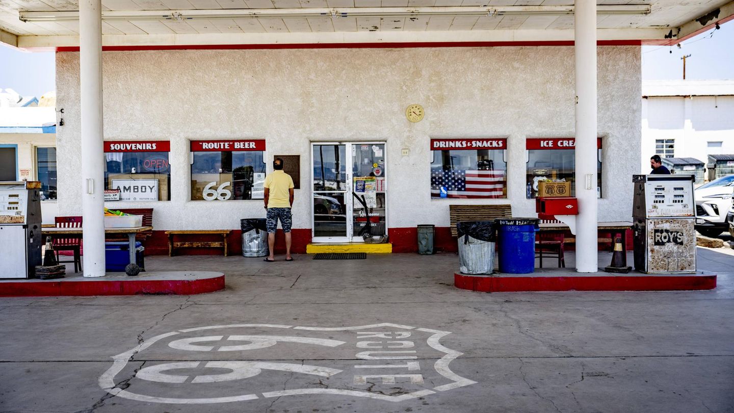 Am 11. November. Die berühmte Straße, die unscheinbar im Zentrum von Chicago beginnt und über 4000 Kilometer nach Kalifornien führt, lässt sich natürlich das ganze Jahr befahren. Zum Jubiläum gibt es auf dieser Seite einen Streckenplaner