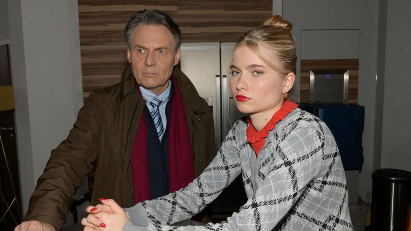 "GZSZ": Für Gerner (l.) sind bei dem Treffen mit Johanna (r.) die Spannungen der Geschwister deutlich spürbar.