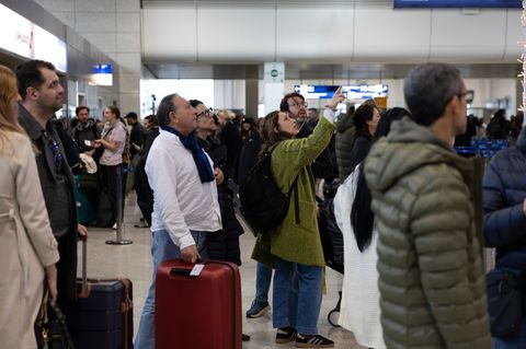 Luftraum geschlossen: Strapazen für die Fluggäste am Athener Flughafen. Foto: Yorgos Karahalis/AP/dpa