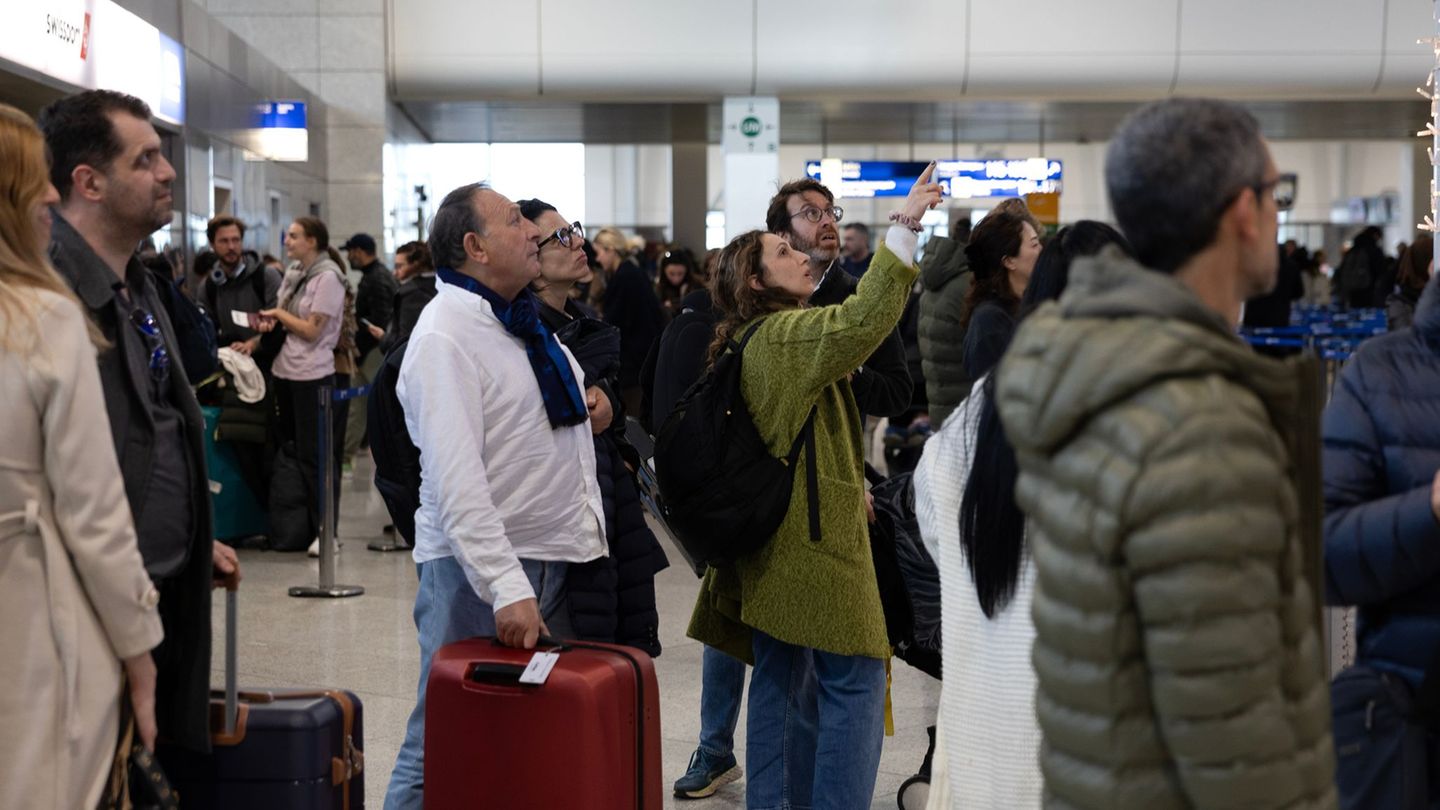 Luftraum geschlossen: Strapazen für die Fluggäste am Athener Flughafen. Foto: Yorgos Karahalis/AP/dpa