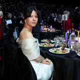Critics Choice Awards: Mia Goth am Tisch sitzend