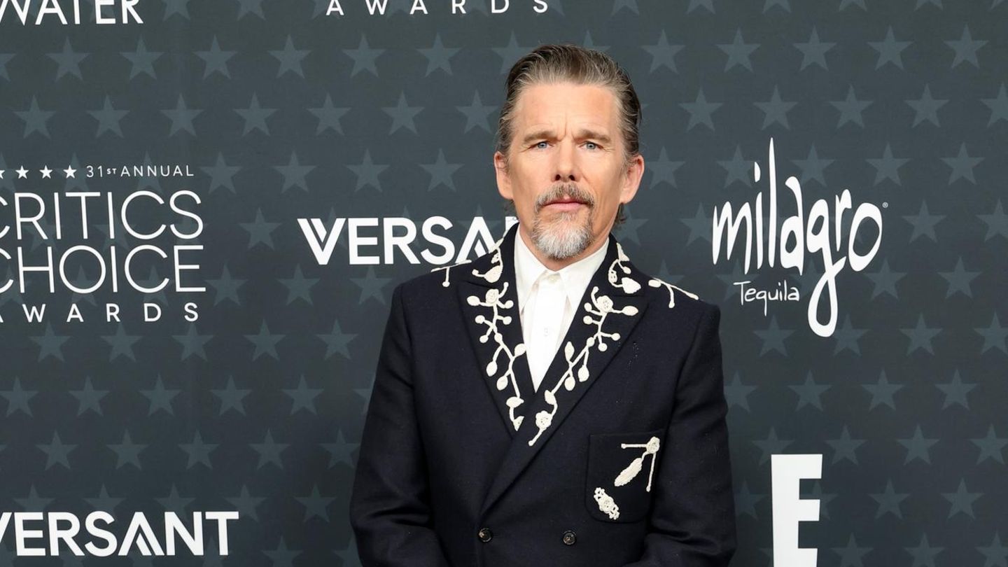 Critics Choice Awards: Ethan Hawke im bestickten Anzug