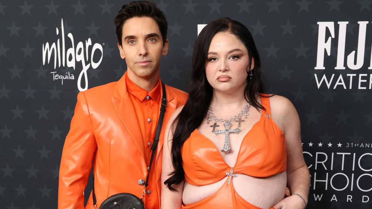 Critics Choice Awards: Paul W. Downs und Megan Stalter in orangefarbenen Outfits