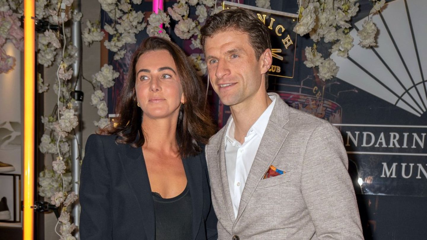 Lisa und Thomas Müller sind seit 2009 verheiratet. Gemeinsam betreiben sie ein Gestüt bei München und züchten Pferde.