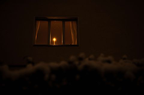 Eine Kerze leuchtet während eines Stromausfalls im Südwesten Berlins in einem Mehrfamilienhaus. Hilfe kommt auch aus NRW. Foto: