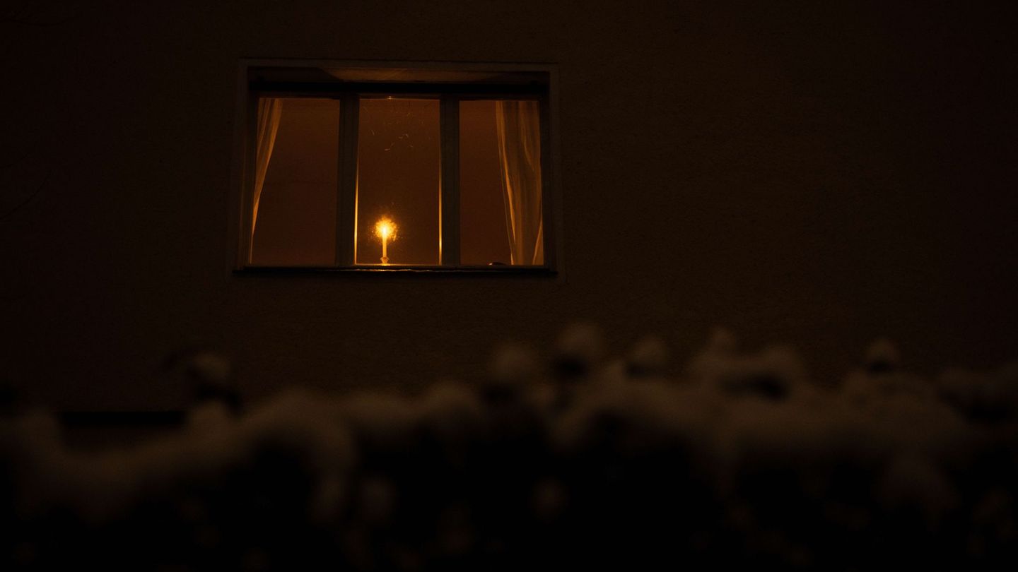Eine Kerze leuchtet während eines Stromausfalls im Südwesten Berlins in einem Mehrfamilienhaus. Hilfe kommt auch aus NRW. Foto: