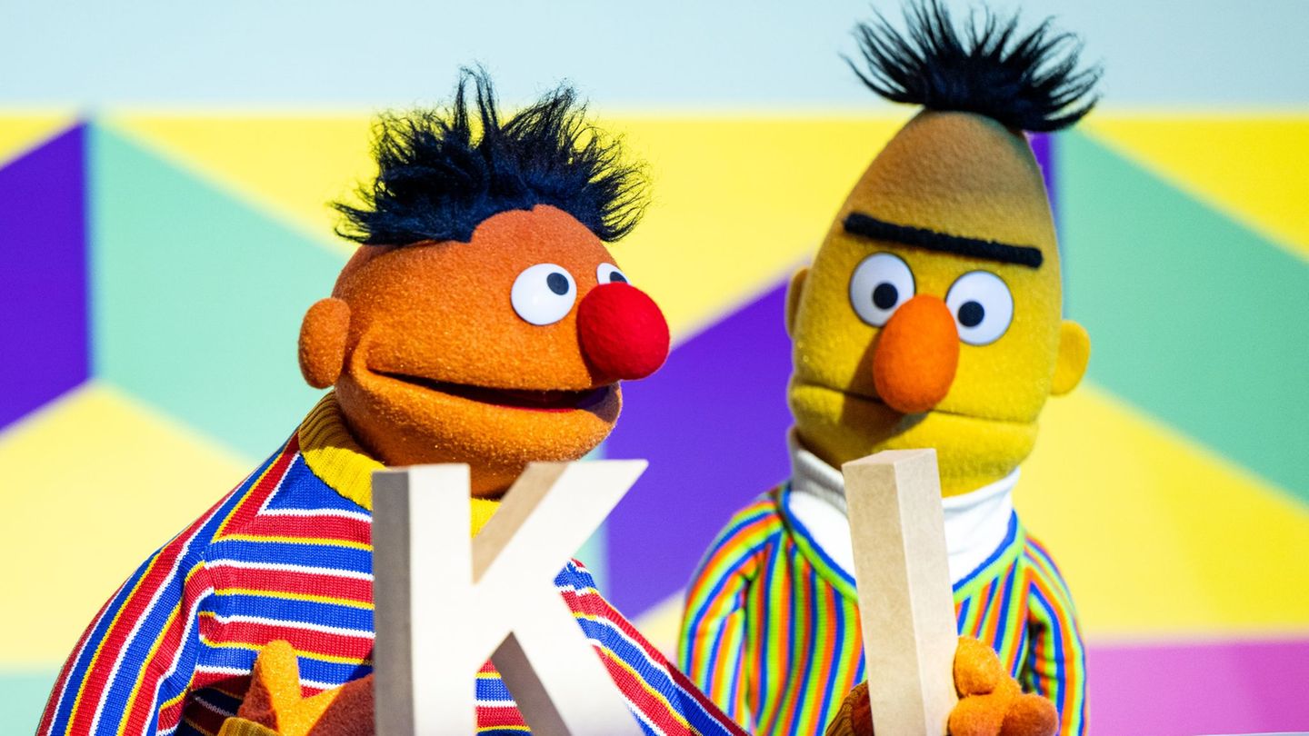 Ernie und Bert regeln nach NDR-Angaben demnächst in Hamburg an zwei Stellen den Verkehr. Die Figuren aus der Sesamstraße schlüpf