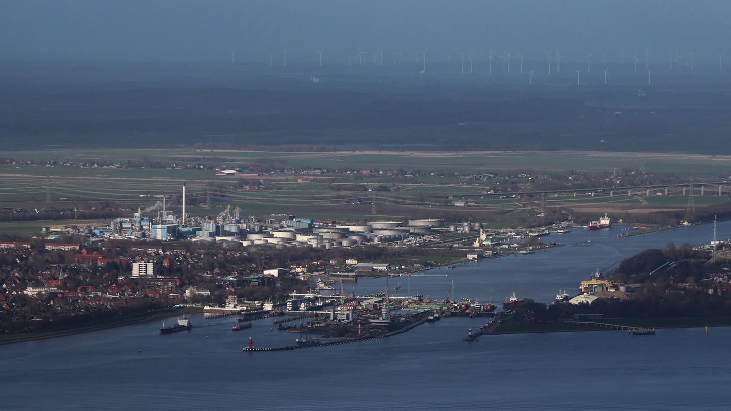Im Binnenhafen von Brunsbüttel wurde im Nord-Ostsee-Kanal eine Verunreinigung entdeckt. (Symbolbild) Foto: Christian Charisius/d
