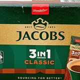 Beim Instant-Kaffee "3in1 Classic" hat Jacobs die Anzahl der Sticks gleich belassen, füllt in jeden Stick aber weniger Kaffeepulver. So werden in Summe aus 180 Gramm nur noch 120 Gramm, bei steigendem Preis. Ergibt laut Verbraucherzentrale eine versteckte Preiserhöhung um 56 Prozent. Hersteller Jacobs Douwe Egberts spricht von einer "Produktoptimierung", das Kaffeepulver sei nun "ergiebiger"