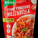 "Jetzt mehr drin", heißt es auf der Packung des Nudel-Fertiggerichts von Knorr. Kunden könnten also meinen, sie bekämen mehr fürs Geld als früher. Tatsächlich ist der Preis aber stärker gestiegen als der Packungsinhalt – die versteckte Preiserhöhung beträgt laut Verbraucherzentrale 29 Prozent. Hersteller Unilever begründet das mit einer verbesserten Rezeptur, die Verbraucherzentrale sieht dagegen eine Verschlechterung, da weniger Tomatenpulver und Mozzarella enthalten sind