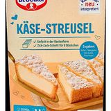 Die Käse-Streusel-Backmischung von Dr. Oetker enthält nur noch 370 statt 730 Gramm. Trotz halbiertem Packungsinhalt kostet sie laut Verbraucherzentrale im Handel fast das Gleiche wie vorher, was einer Preiserhöhung um fast 90 Prozent entspricht. Dr. Oetker verkauft die Backmischung nun mit dem Zusatz "Klassiker neu interpretiert" – und verweist in einer Stellungnahme darauf, es handle sich um ein "Neuprodukt". Dabei sind die Zutaten komplett identisch geblieben