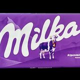 Die Milka Alpenmilch hat nur noch 90 Gramm statt der gewohnten 100 Gramm, was auf den ersten Blick kaum ersichtlich ist. Der Preis stieg laut Verbraucherzentrale nahezu zeitgleich von 1,49 Euro auf 1,99 Euro. Hersteller Mondelez begründet das mit höheren Herstellungskosten