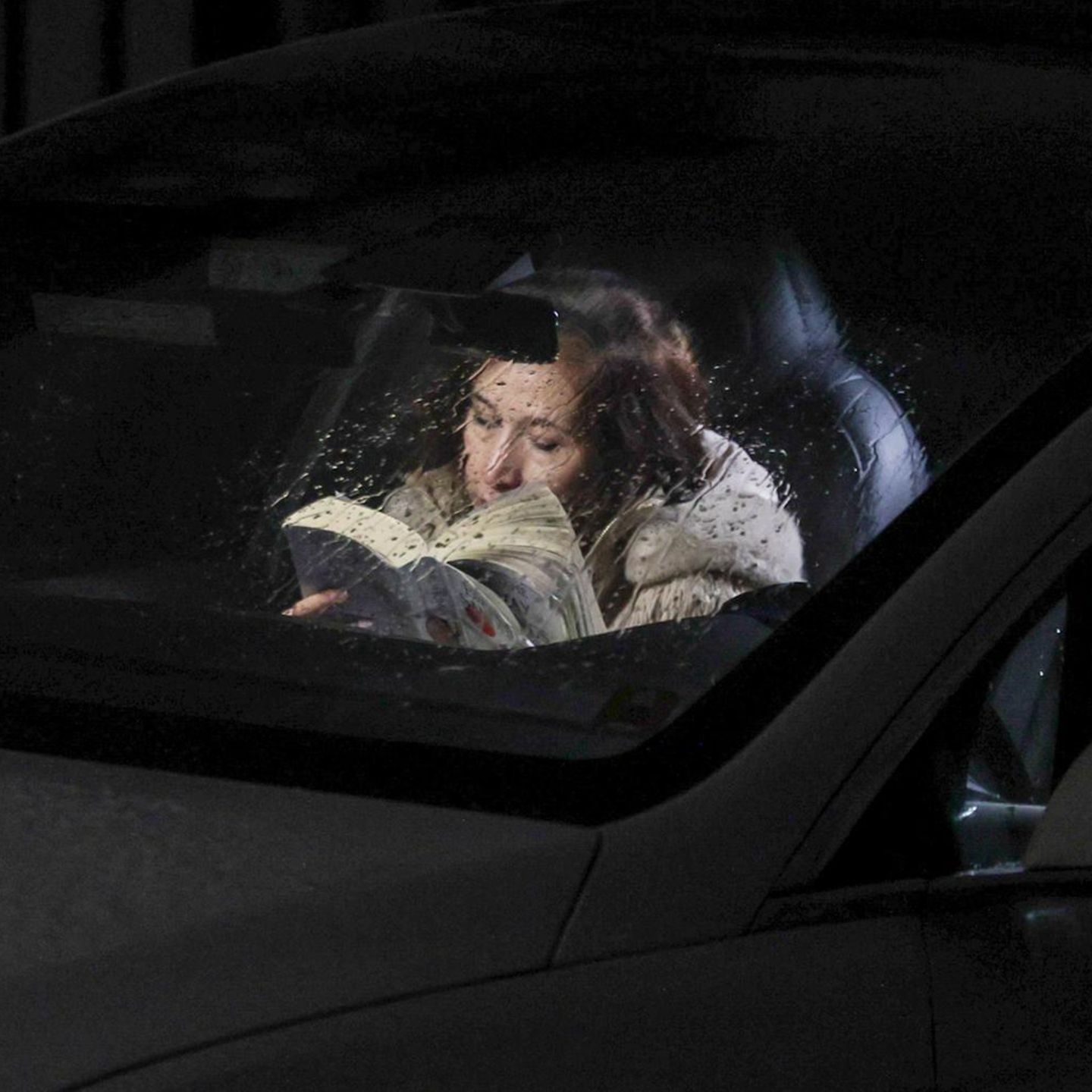 Zwei Menschen sitzen in Berlin-Zehlendorf in ihrem Auto: Seit Samstagmorgen sind viele im Berliner Südwesten ohne Strom, bei Minusgraden und Schneefall