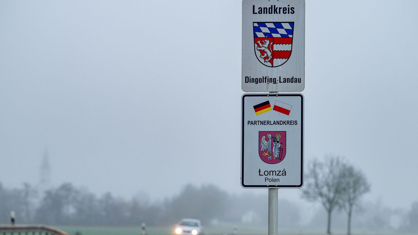 "Landkreis Dingolfing-Landau" steht neben dem Wappen des Landkreises. Foto: Armin Weigel/dpa