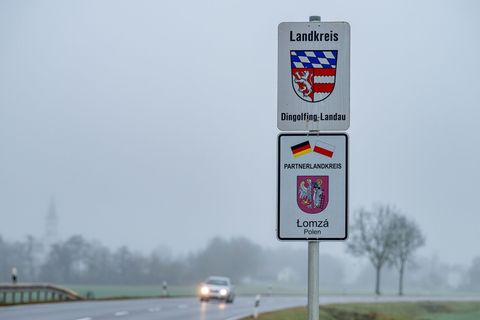 "Landkreis Dingolfing-Landau" steht neben dem Wappen des Landkreises. Foto: Armin Weigel/dpa