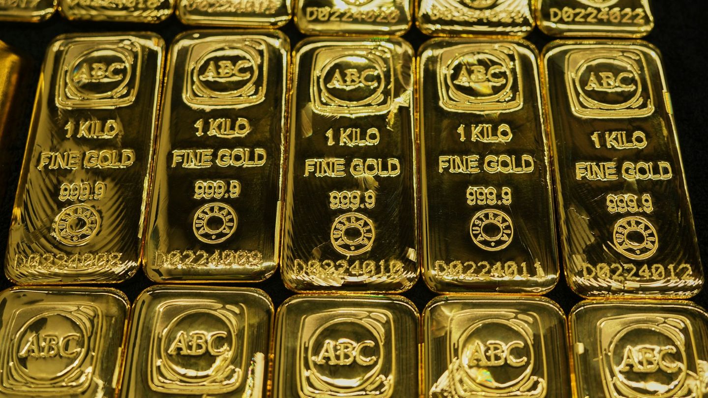 Edelmetalle - allen voran Gold - gelten bei vielen Investoren als sogenannte sichere Häfen. (Symbolbild) Foto: Mark Baker/AP/dpa