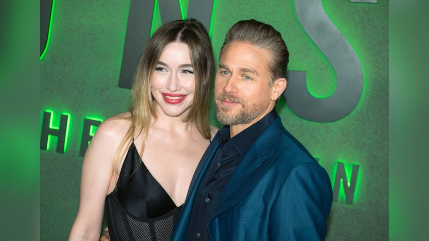 Charlie Hunnam spielte zuletzt in der Miniserie "Monster: Die Geschichte von Ed Gein" den Mörder Edward Gein.