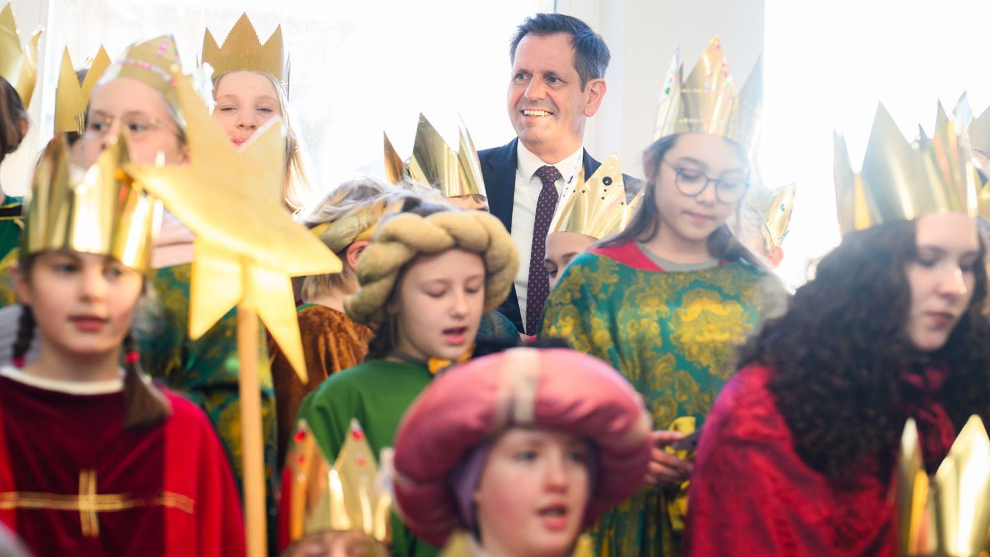 Erstmals empfing Olaf Lies die Sternsinger als Ministerpräsident. Foto: Julian Stratenschulte/dpa