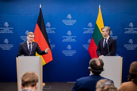 Außenminister Johann Wadephul (l., CDU) und sein litauischer Kollege Kestutis Budrys äußern sich bei einer Pressekonferenz in Vi