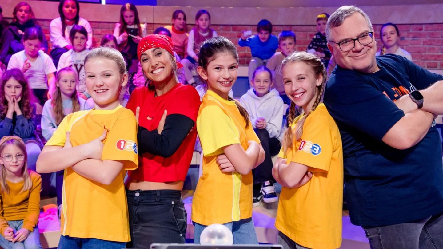 Breakdancerin Jilou unterstützt das gelbe Team "Tanz". Elton führt auch durch die Spezialfolgen.