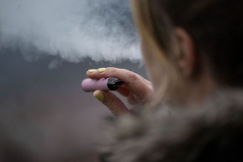 Vapes sind für viele Jugendliche allgegenwärtig. (Symbolbild) Foto: Marijan Murat/dpa