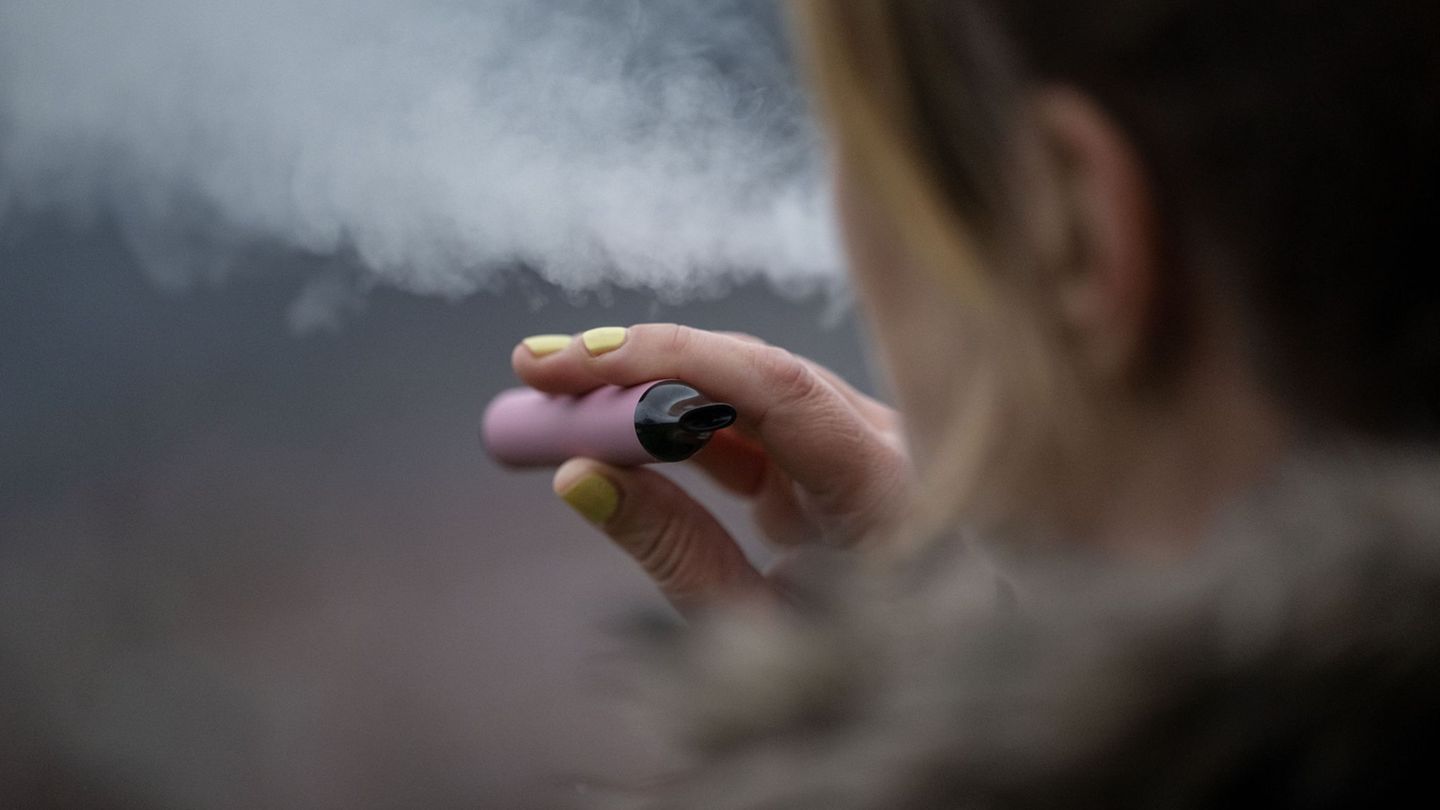 Vapes sind für viele Jugendliche allgegenwärtig. (Symbolbild) Foto: Marijan Murat/dpa