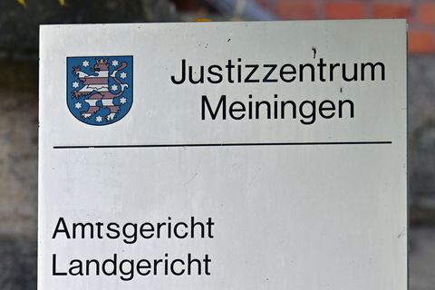 Am Landgericht Meiningen hat der Prozess gegen einen 38-Jährigen begonnen, der unter anderem eine Frau in Eisenach mit einem Bei
