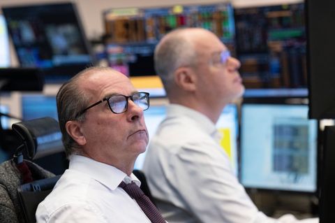 Bei 24.825 Punkten erreicht der Dax im Handelsverlauf ein Rekordhoch. Foto: Boris Roessler/dpa