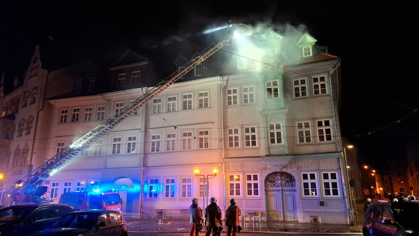 Feuer-in-Altstadt-Polizei-Pyrotechnik-wohl-Grund-f-r-Brand-am-Domplatz