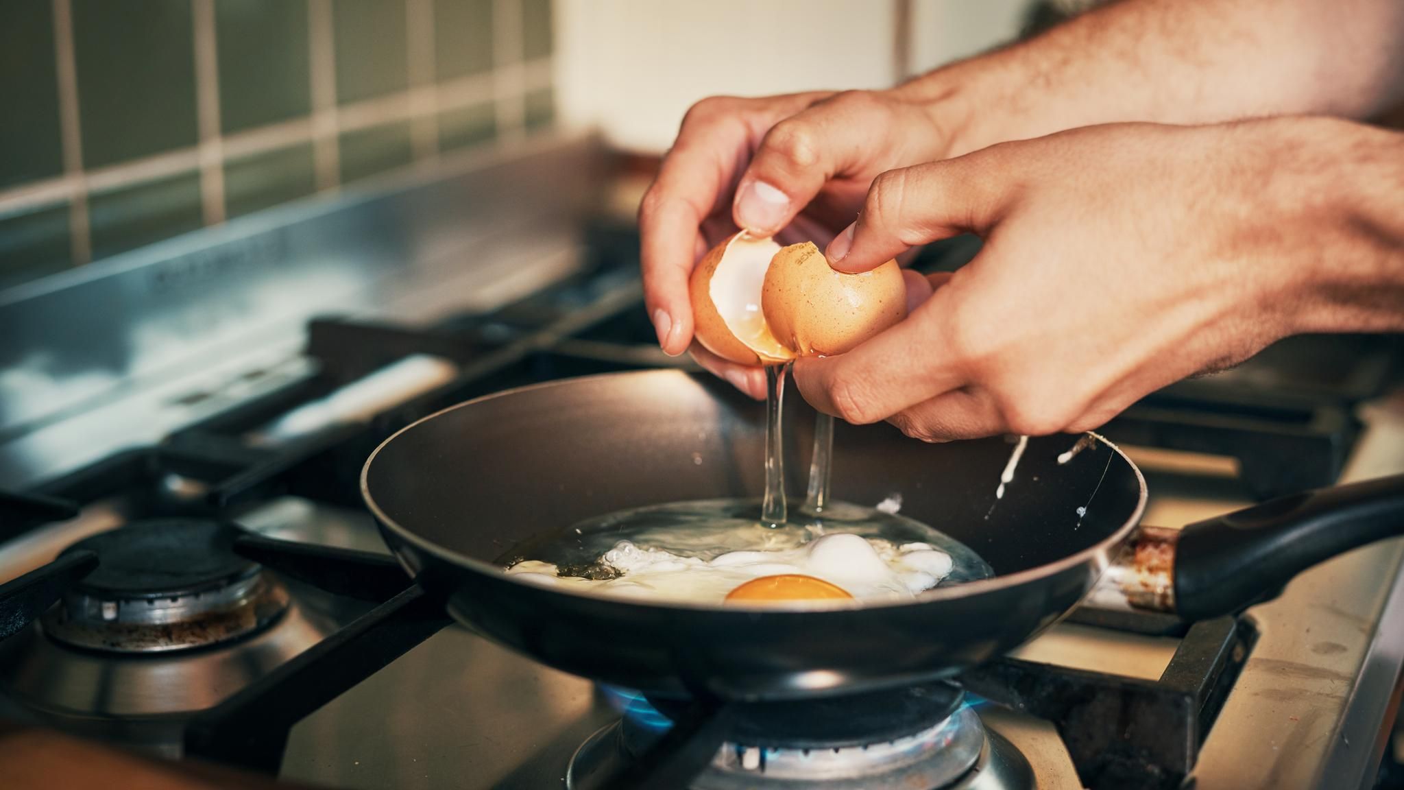 Gastarife: Zwei Eier werden in einer Pfanne an einem Gasherd aufgeschlagen