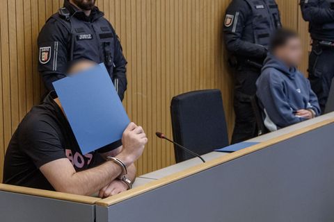 Der jüngere der beiden Angeklagten legte ein umfangreiches Geständnis ab. Foto: Markus Scholz/dpa