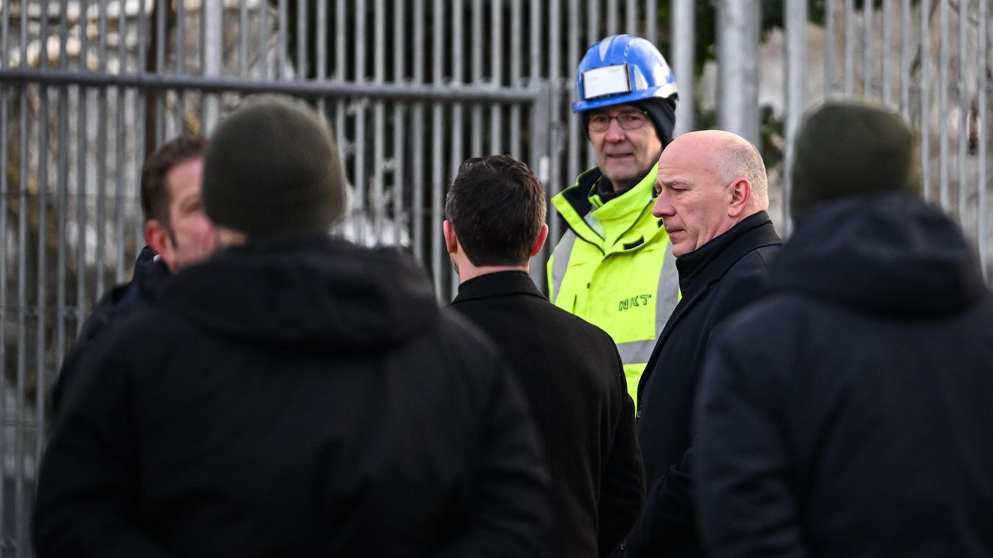 Berlins Regierender Bürgermeister Kai Wegner (CDU) besuchte mehrere Baustellen, an denen an der Wiederherstellung der Stromverso