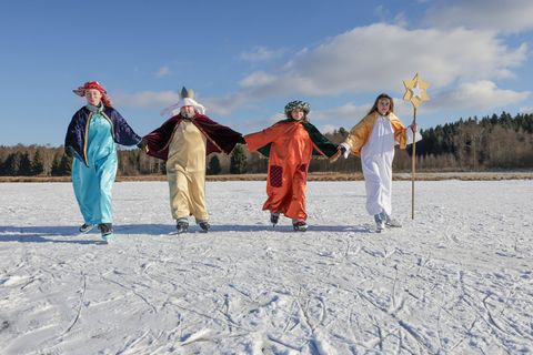 Die Teenagerinnen sind erfahrene Sternsinger. Foto: Thomas Warnack/dpa