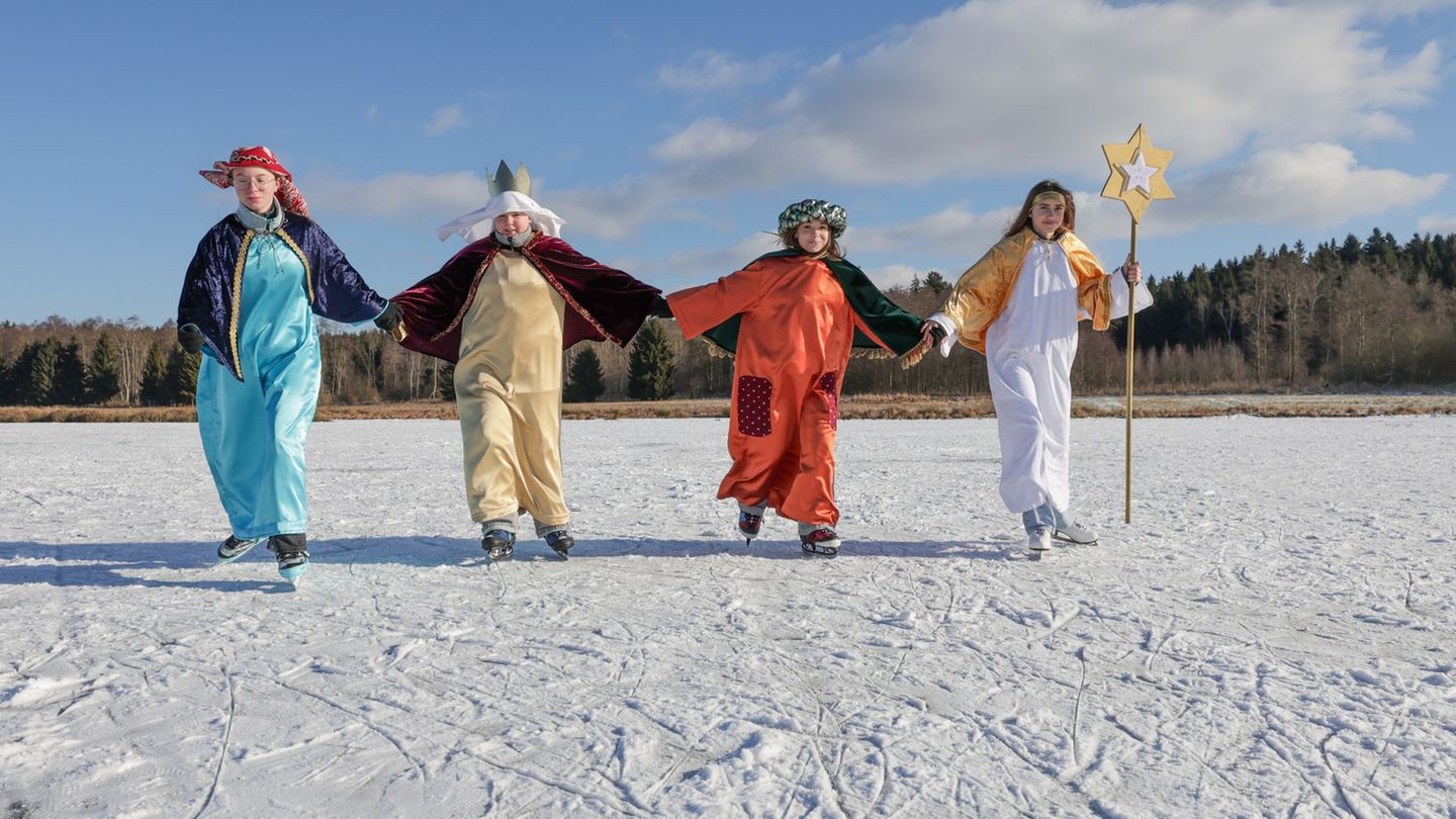 Die Teenagerinnen sind erfahrene Sternsinger. Foto: Thomas Warnack/dpa
