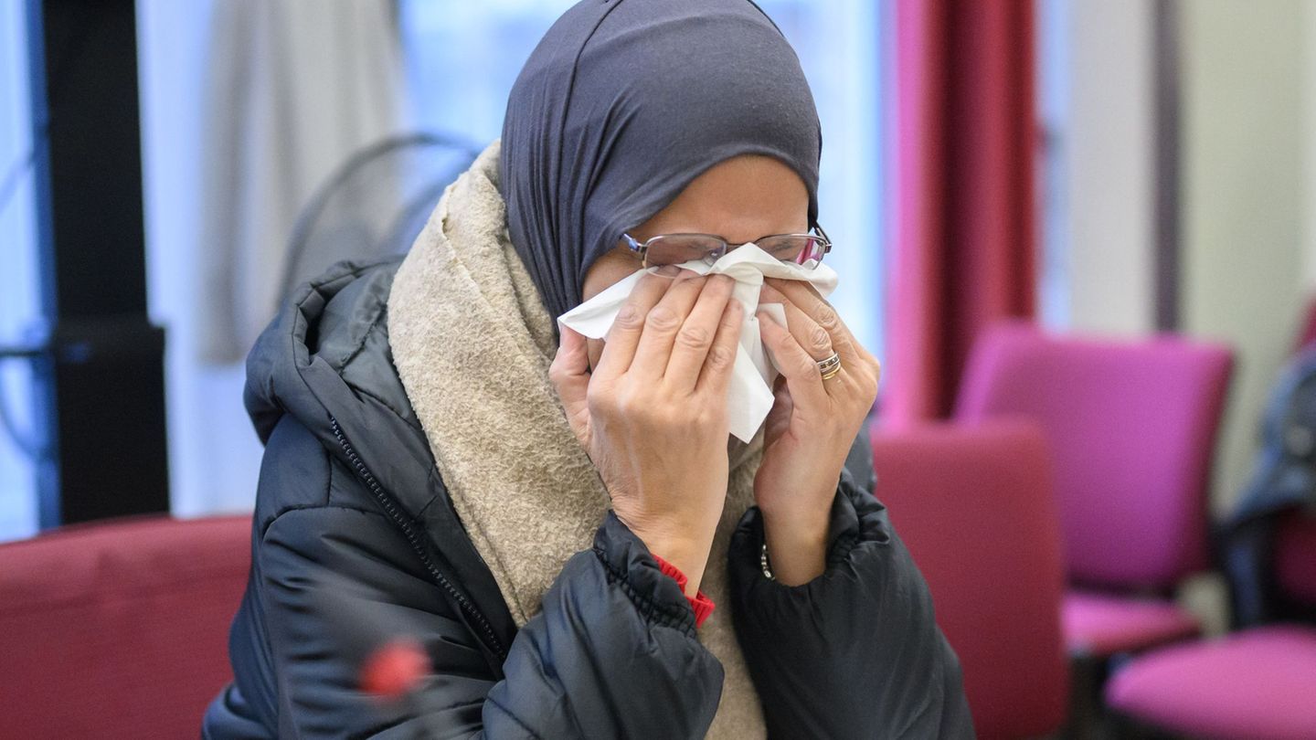 Die Mutter der getöteten 26-Jährigen weinte im Gerichtssaal. Foto: Julian Stratenschulte/dpa
