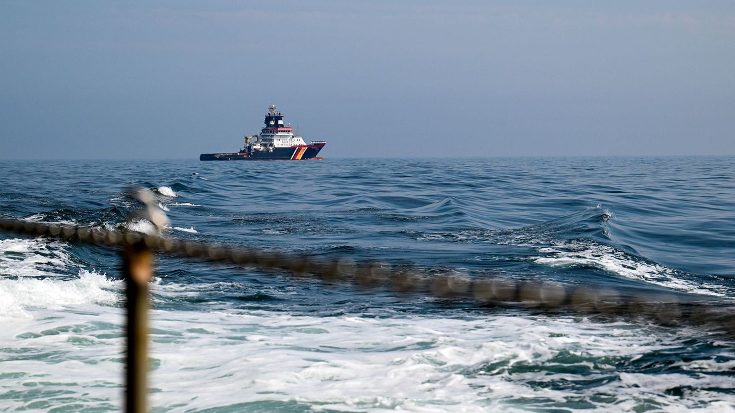Der Hochseeschlepper "Nordic" nahm den treibenden Ponton an den Haken. (Symbolbild) Foto: Sina Schuldt/dpa