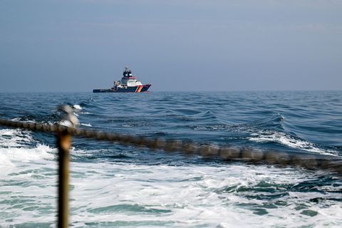 Der Hochseeschlepper "Nordic" nahm den treibenden Ponton an den Haken. (Symbolbild) Foto: Sina Schuldt/dpa