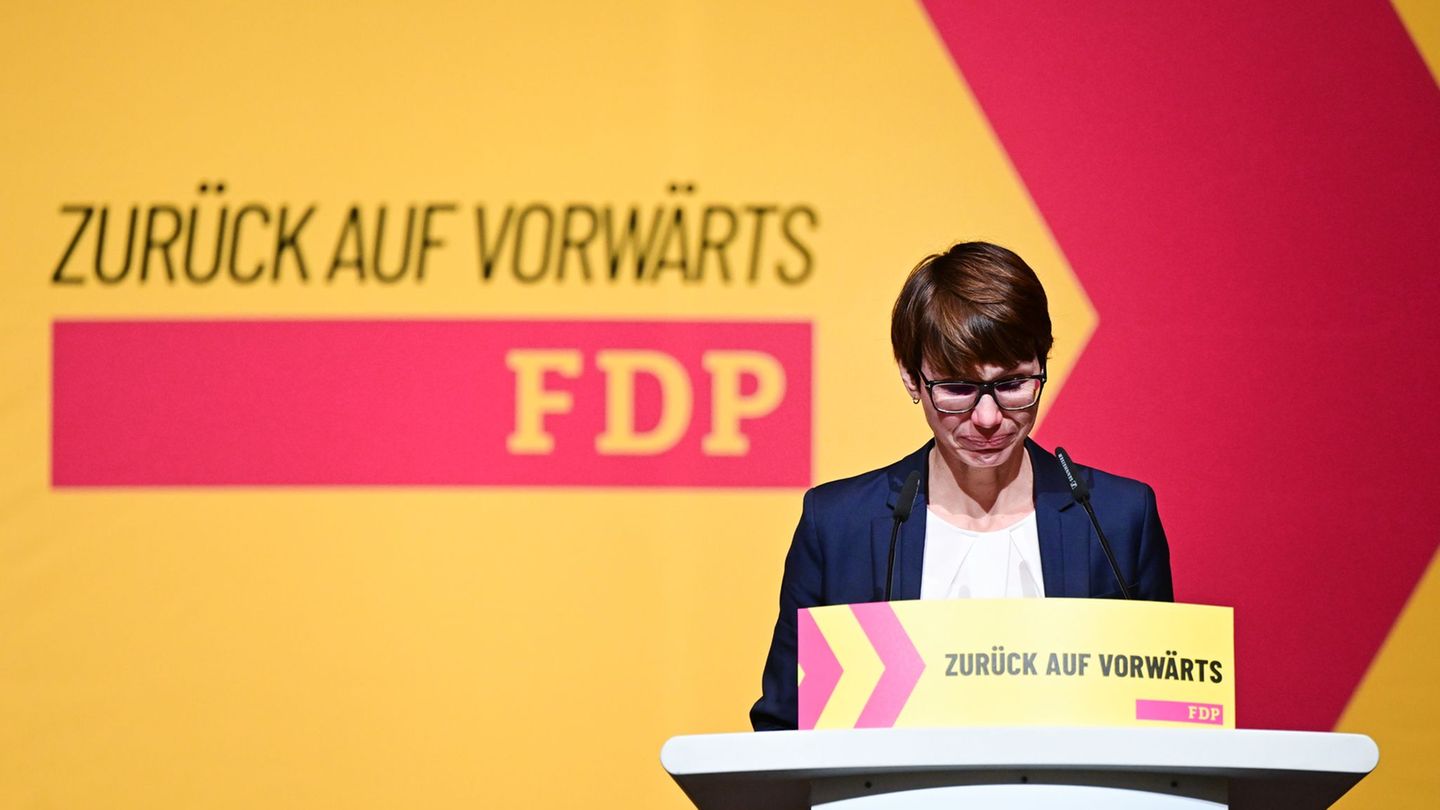 Skudelny wird von Emotionen überwältigt. Foto: Bernd Weißbrod/dpa