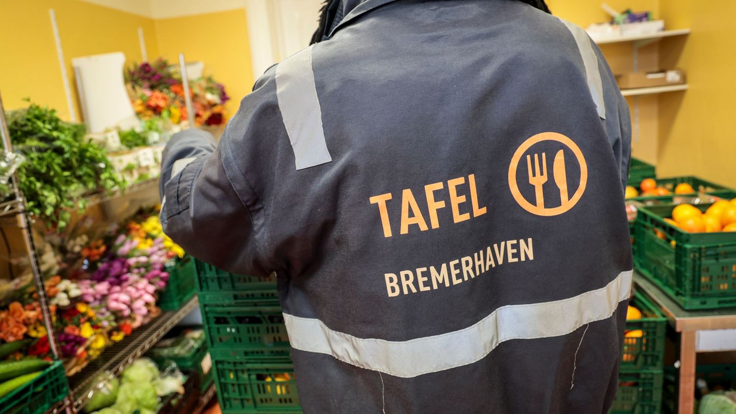 Vor der Eröffnung bildete sich eine kleine Schlange vor der Tür. Foto: Focke Strangmann/dpa