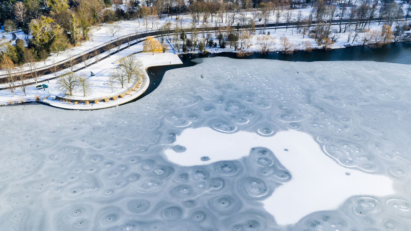 Erst bei einer Eisschicht von mindestens 13 Zentimetern ist der Maschsee ausreichend tragfähig. Foto: Julian Stratenschulte/dpa