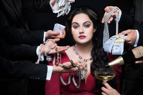 Nilam Farooq spielt die Finanzbetrügerin Dr. Ruja Ignatova in der ZDFneo-Serie "Take the Money and Run".