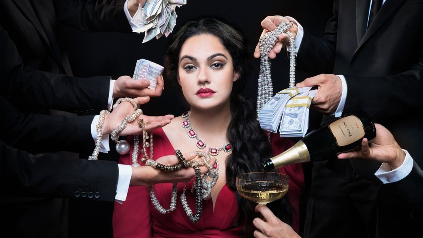 Nilam Farooq spielt die Finanzbetrügerin Dr. Ruja Ignatova in der ZDFneo-Serie "Take the Money and Run".