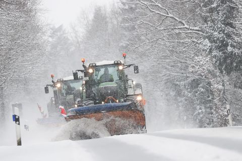 Im Winterdienst in Schleswig-Holstein kann es am Dienstag zu Einschränkungen kommen. (Symbolbild) Foto: Christian Charisius/dpa