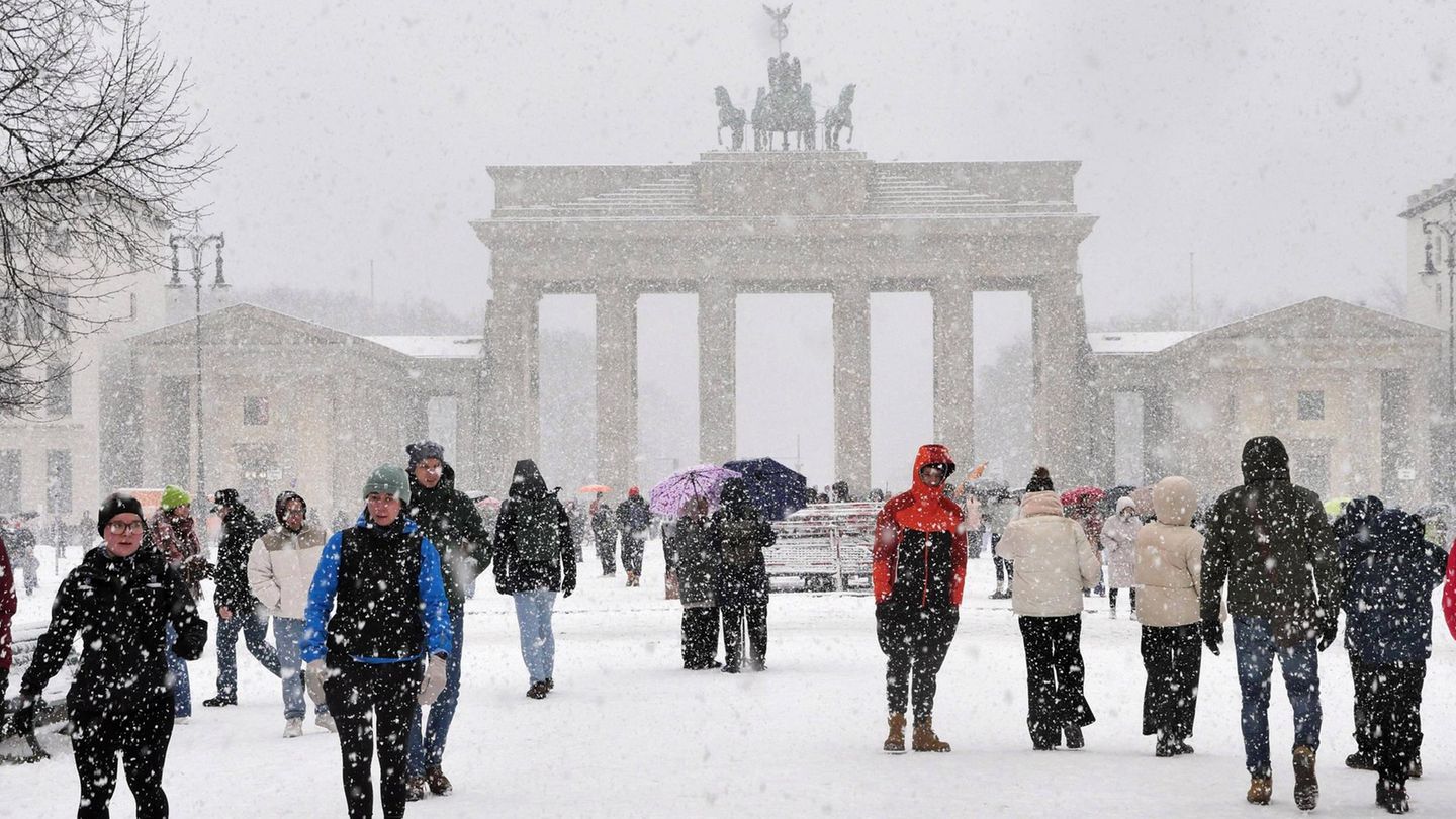 Schneetreiben rund um das Brandenburger Tor