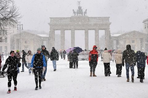 Schneetreiben rund um das Brandenburger Tor