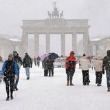 Schneetreiben rund um das Brandenburger Tor