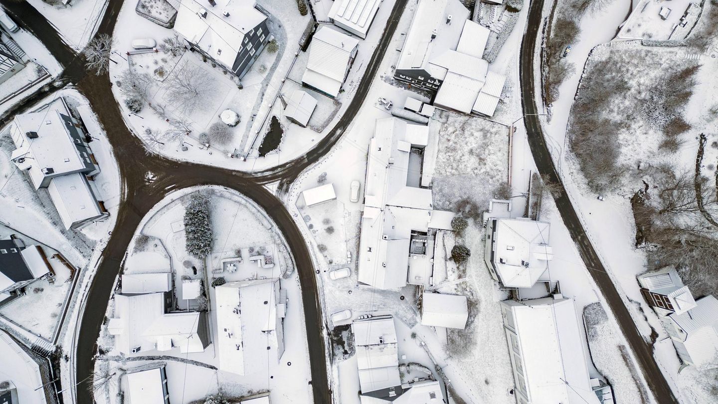 Luftaufnahme einer verschneiten Wohnlandschaft
