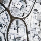 Luftaufnahme einer verschneiten Wohnlandschaft
