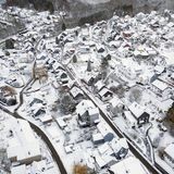 Luftaufnahme verschneites Dorf von oben