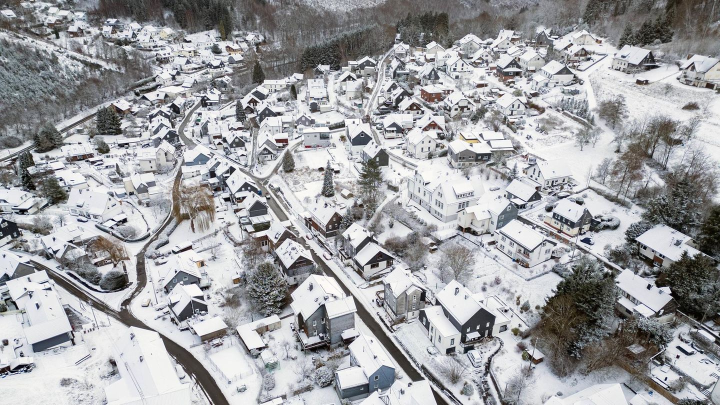 Luftaufnahme verschneites Dorf von oben